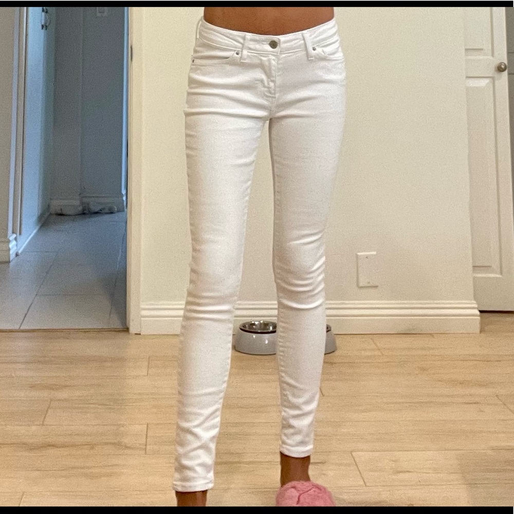 Low rise white Levi’s jeans